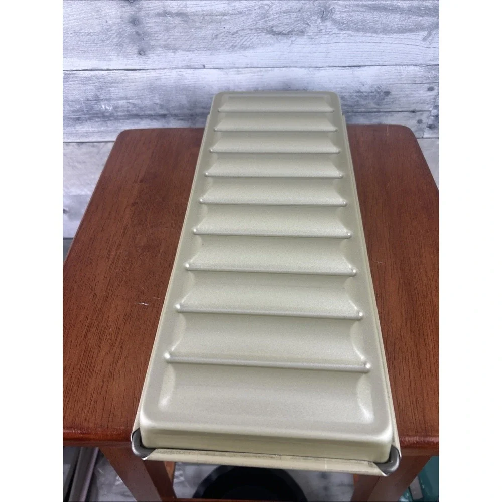 William Sonoma GoldTouch Pro New England Hotdog Bun Pan